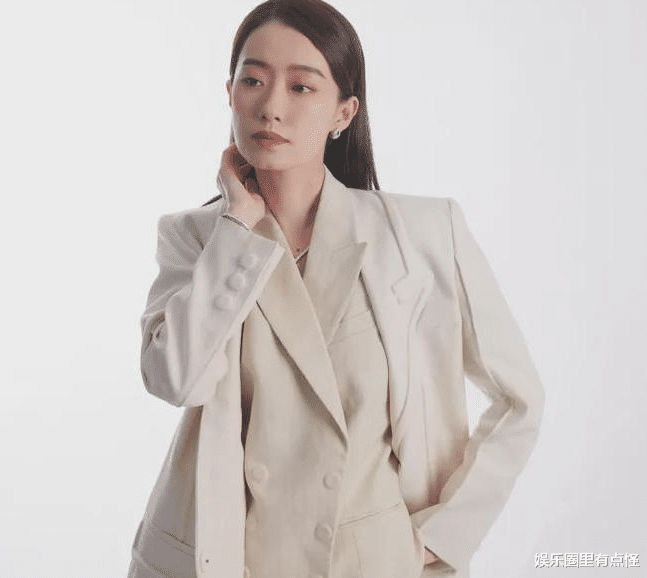 张小斐|《李焕英》捧红的张小斐走红毯，行头超百万，老板贾玲一身卫衣