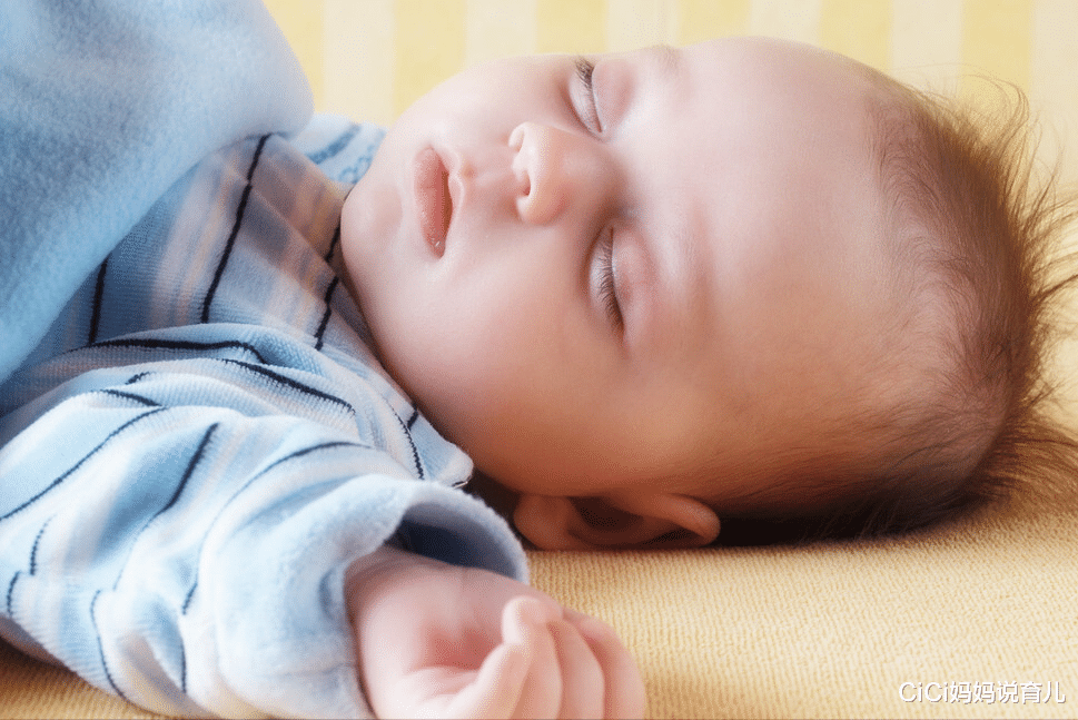 CiCi妈妈说育儿|新生儿老摆出“举手投降”的睡姿？正不正常你说了不算，看月龄