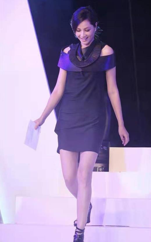 穿衣搭配|短发翟颖穿黑西装配“下衣失踪”，性感又迷人，不愧是顶级超模