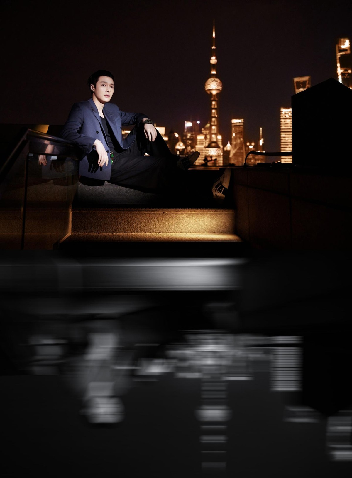 张艺兴|张艺兴拍摄外滩夜景大片，身穿深灰西装看着好man啊，表现力真强