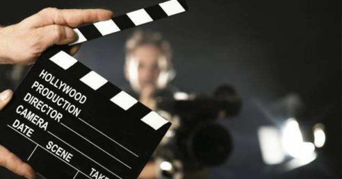 淡蓝色|数百位明星失业，每月工资只够维持生活？网友：片酬很低吗？