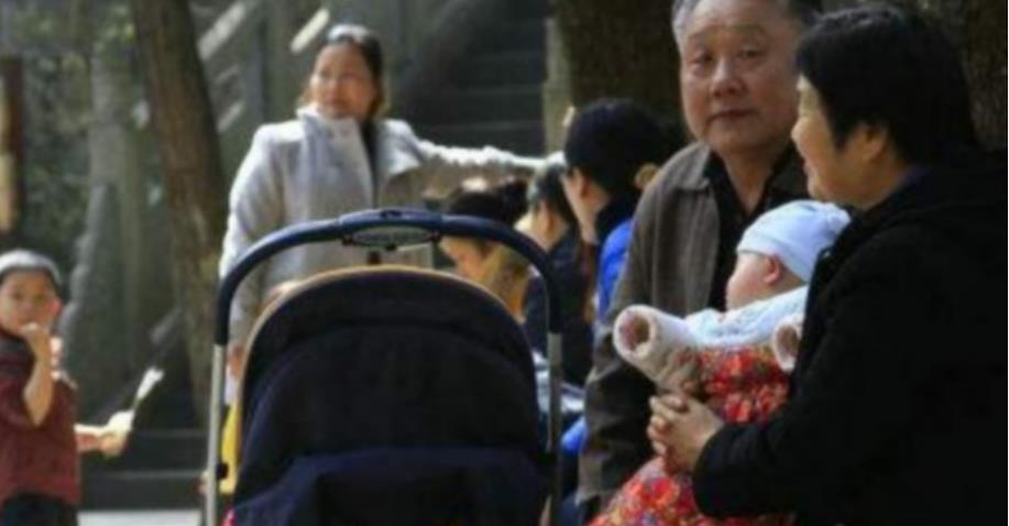 爱世羽记 “新型啃老族”悄然来临，许多父母还浑然不知，当成是儿女的孝顺