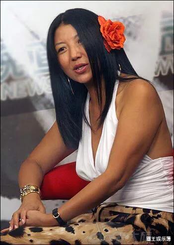 杨二车娜姆|《快男》评委杨二车娜姆近照二三十年不换发型，如今她怎么样了