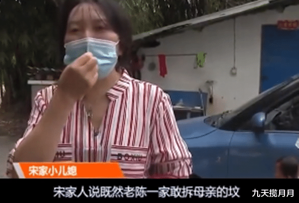 挖掘机 91岁老人离世，安葬三天后坟墓被砸，子女开挖掘机怒铲邻居房