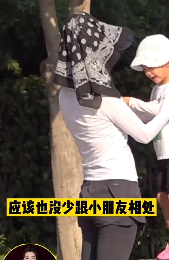 李冰冰|李冰冰和家人包裹严实出门，帮外甥穿防晒衣，上演“跪地式”带娃