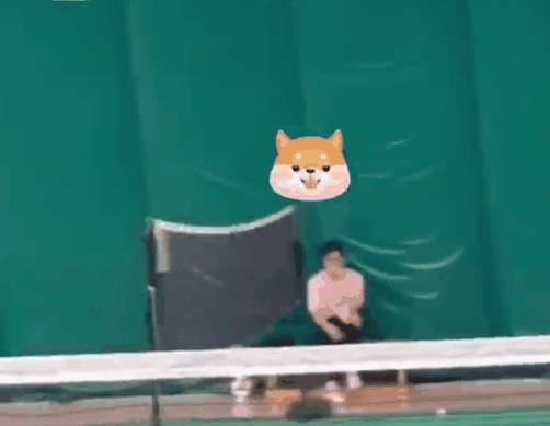 关晓彤|关晓彤拍戏被偶遇，真人又高又瘦美腿吸睛，被赞：生图比精修还美