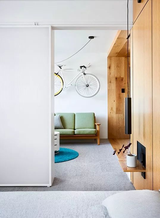 35㎡迷你小宅，定制柜解决全屋收纳，还有隐形餐桌！