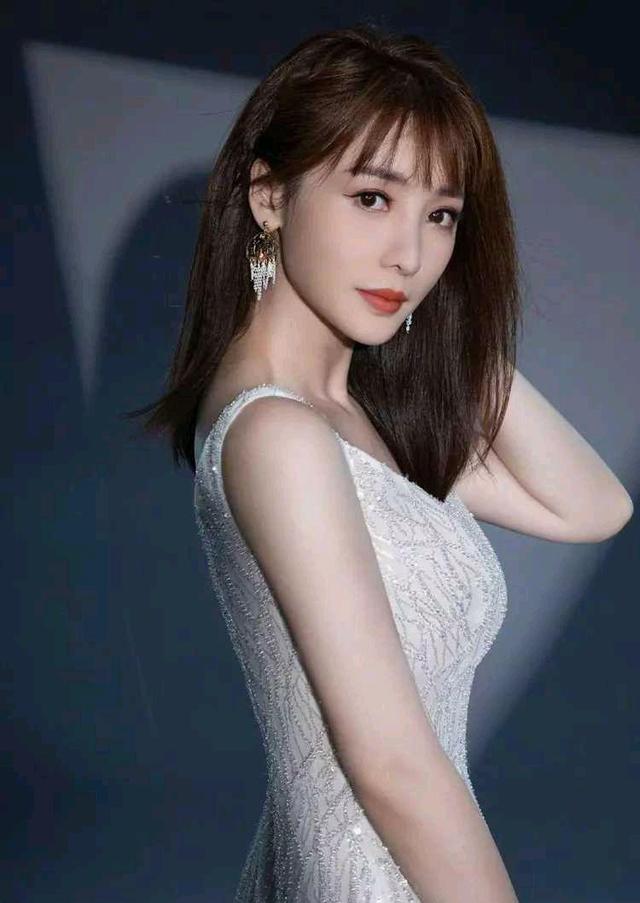 柳岩|41岁柳岩再拍个人写真：皮肤白到反光、S型身材让人挪不开眼