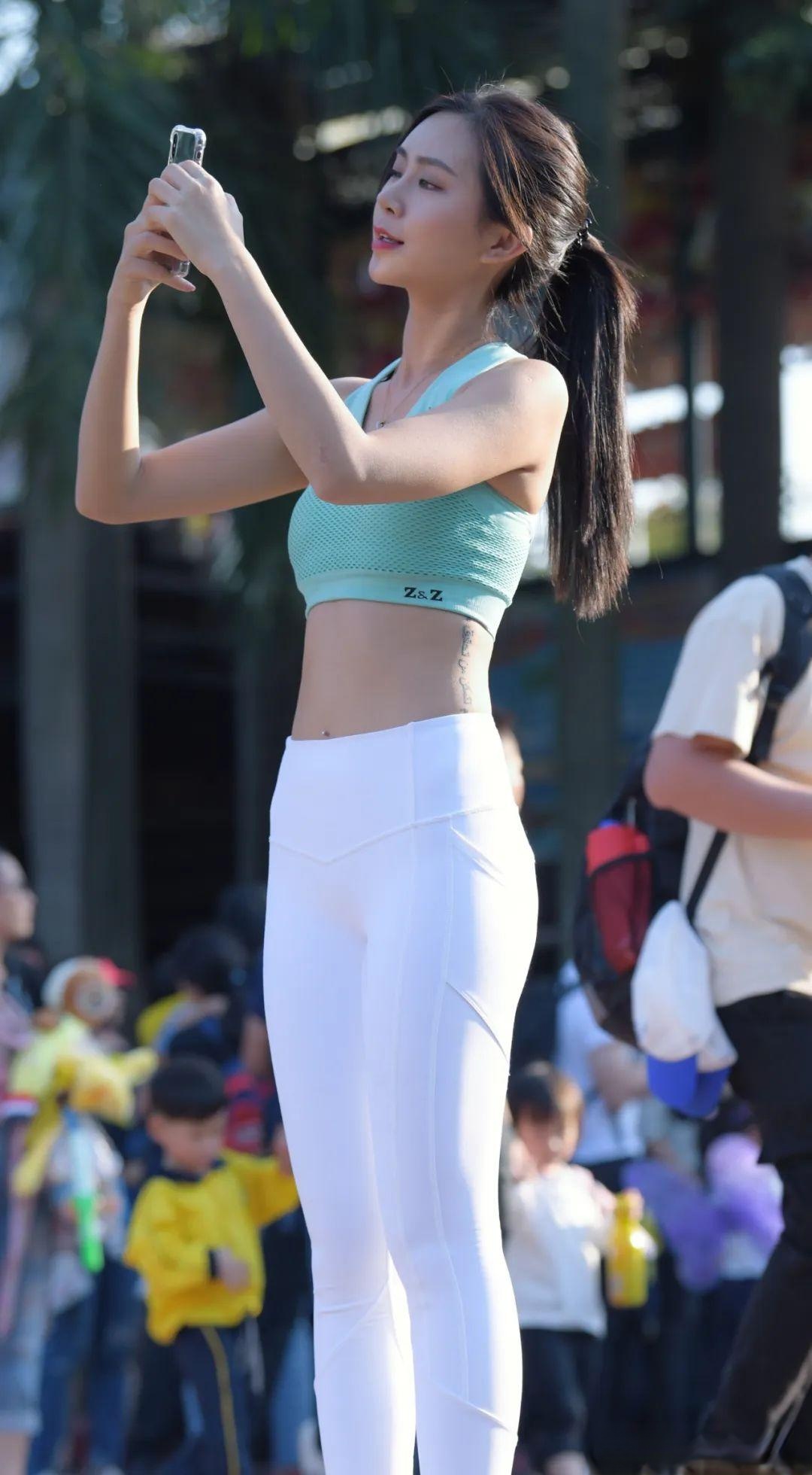 小姐姐|长相很一般，所以她通过紧身裤让自己出彩