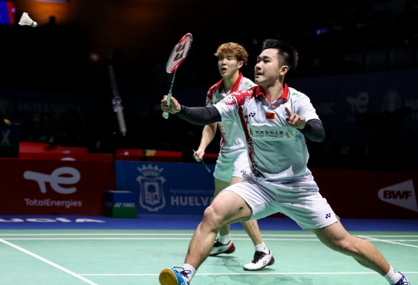 德隆|氣壞教練，男雙黑馬何濟霆/譚強決賽夢游，0-2慘敗屈居亞軍