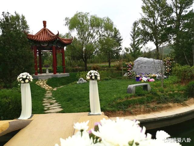 七阿姨爱八卦 网友五一途径单田芳墓，六字墓志铭引网友泪奔，老先生精神永存