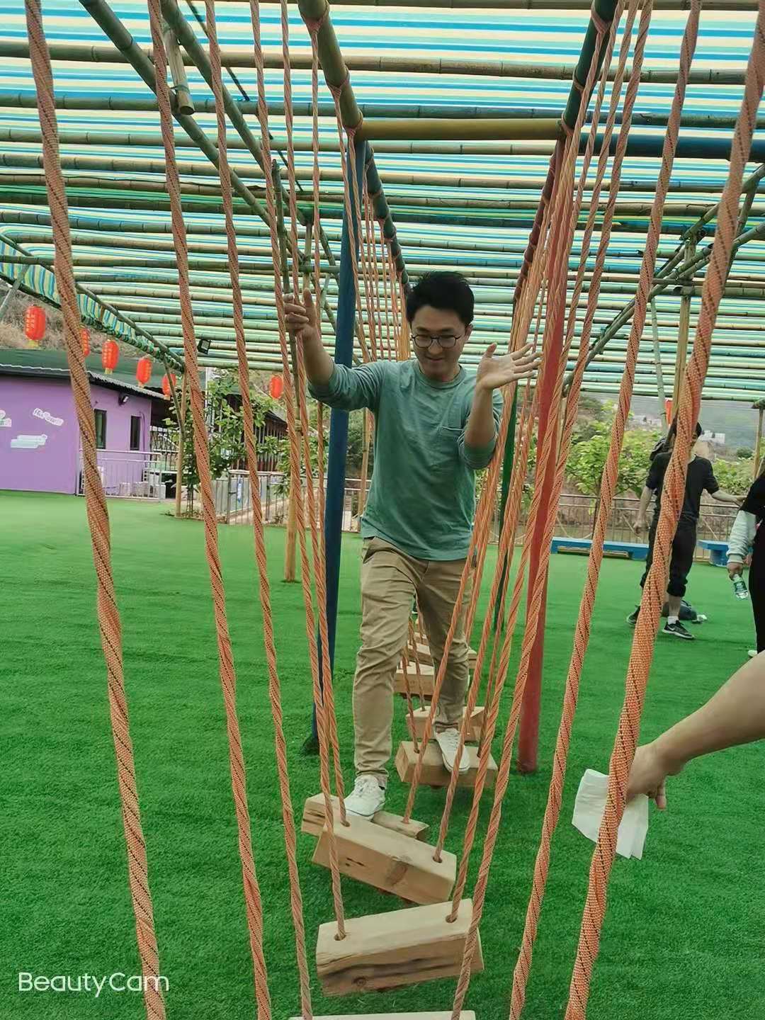 热辣时评 组团去东莞农家乐玩,做饭的全是男人,等吃的全是女人