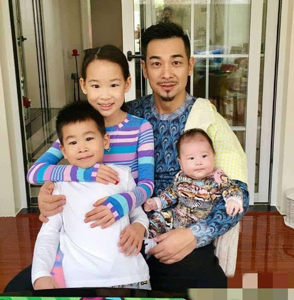 赵文卓|赵文卓一家五口成“通用脸”，基因强大，父母颜值遗传有何规律？