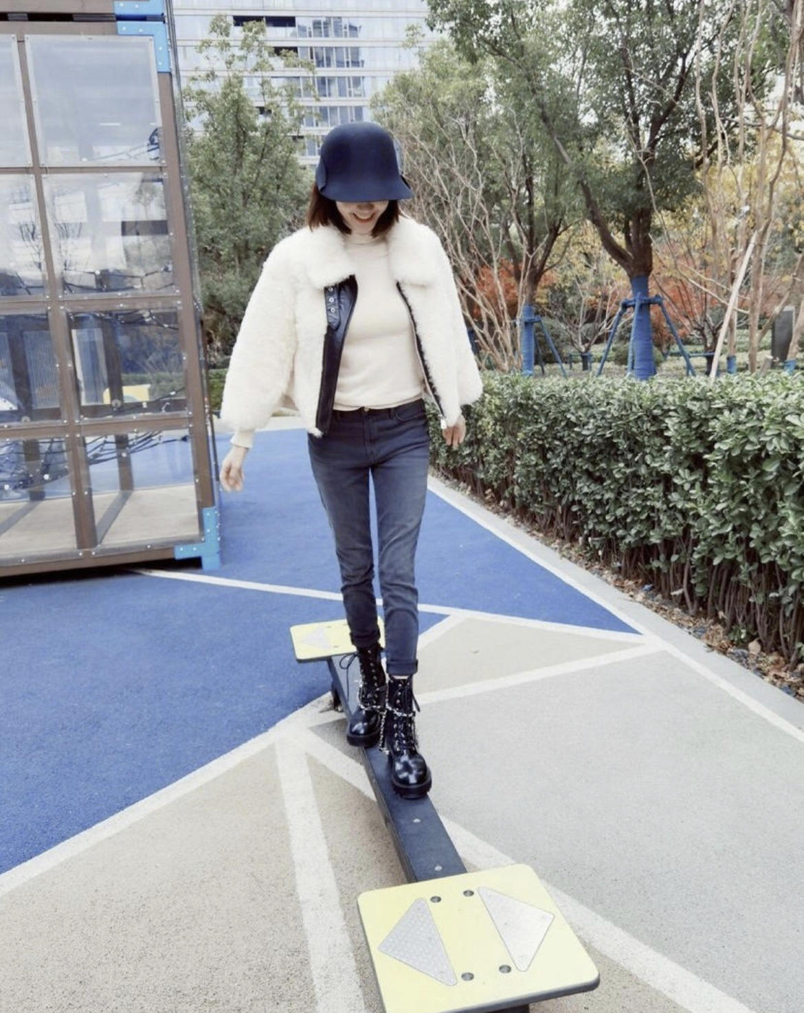 苗苗|苗苗越看越漂亮，一袭白色轻纱的裹身裙亮又纯又欲，郑恺眼光真好