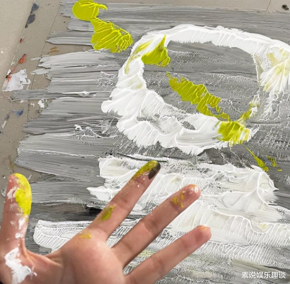 陈建斌|李嫣在瑞士的生活很丰富：寝室门口贴对联，和闺蜜一起玩油画创作