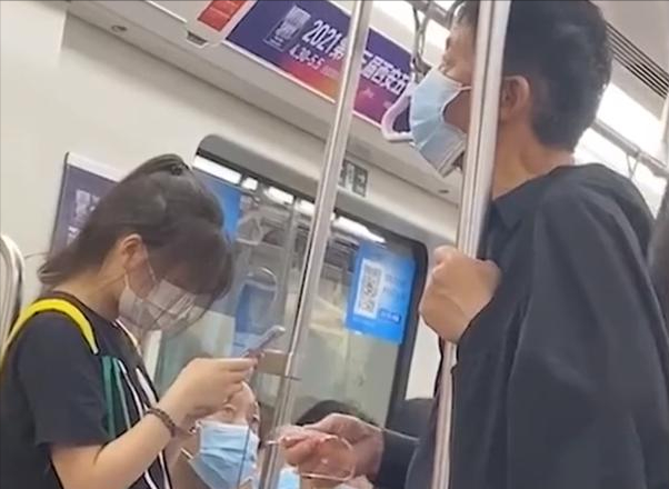 安然说社会 西安一男子地铁上手拿玻璃碎片，时不时举起碎片看，网友猜测笑哭