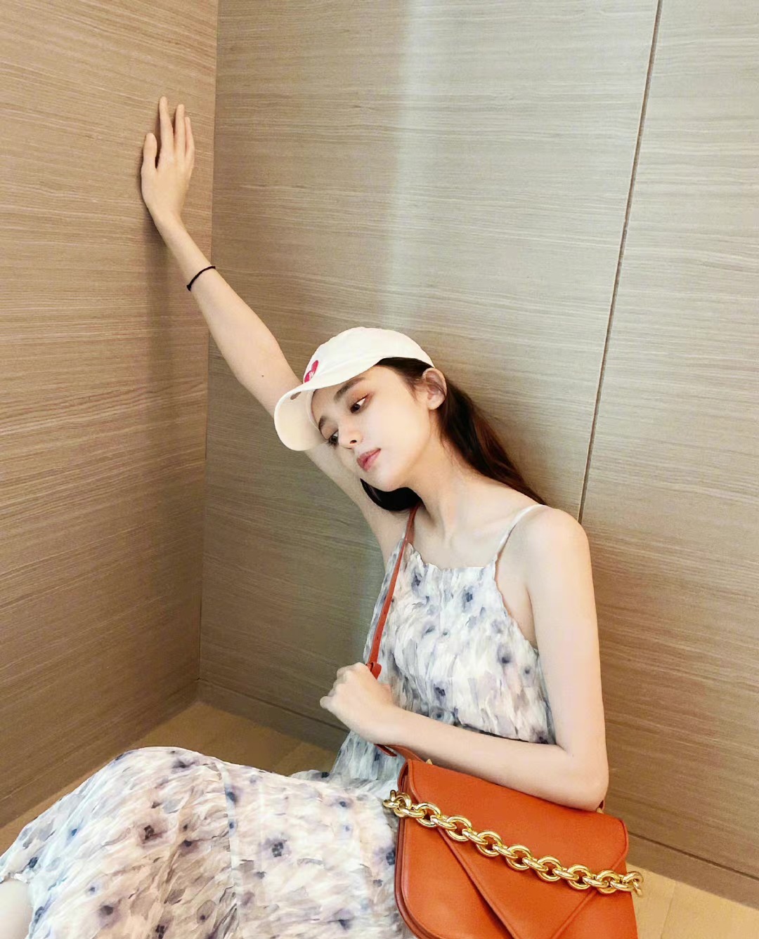 潮帮先生|娜扎没选对衣服，穿近万元裙子却被嘲“夜市气息”，全靠颜值撑着