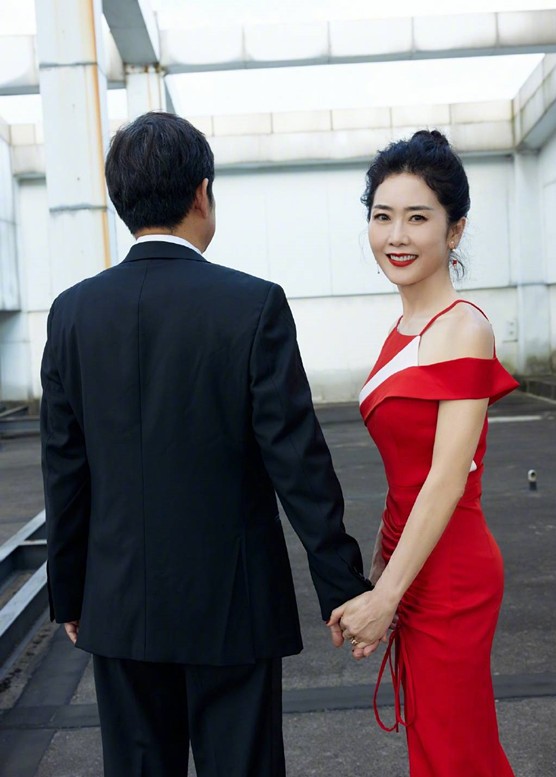 潮流新风|刘芸妈妈真不显老，62岁穿红裙身材窈窕又明艳，气质比刘芸还要好