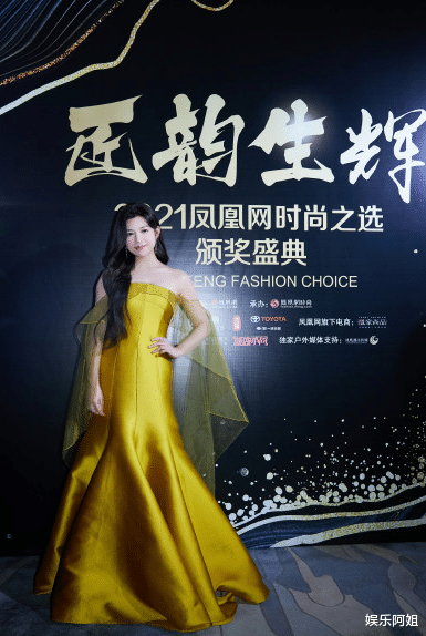 赵丽颖|女星年末红毯造型大PK!黄奕芭比死亡粉好娇嫩,陈妍希俏皮又性感