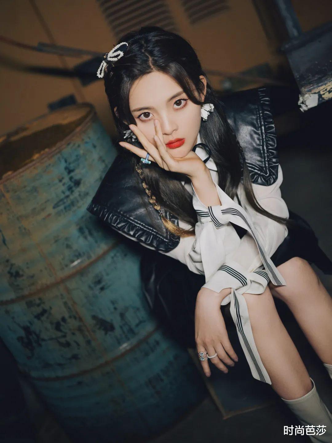 腮红|一个回眸就炸上了热搜，她凭什么？