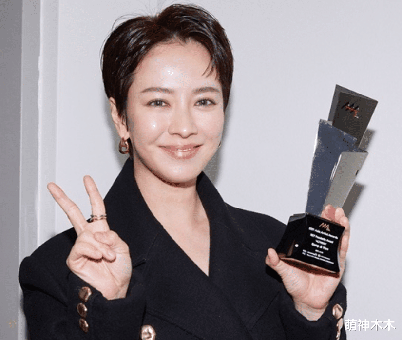 颁奖礼|韩国最新颁奖礼大翻车！明星脸肿妆浓造型丑，韩网热帖都在吐槽