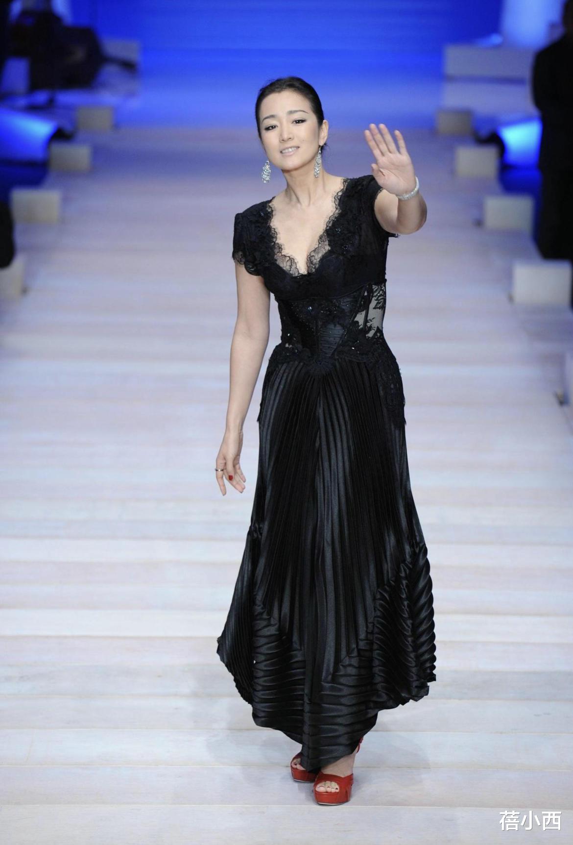 蓓小西|巩俐真是“大婶圈顶流”,穿“上黑下白”抹胸裙气质优雅,真美