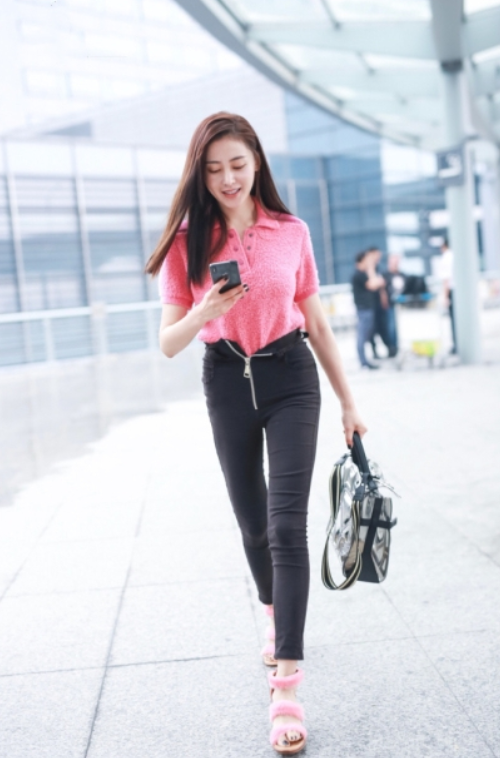 潮流前沿 张天爱走机场也“招摇”！穿高腰裤拉链拉一半，吸睛不说还挺时髦