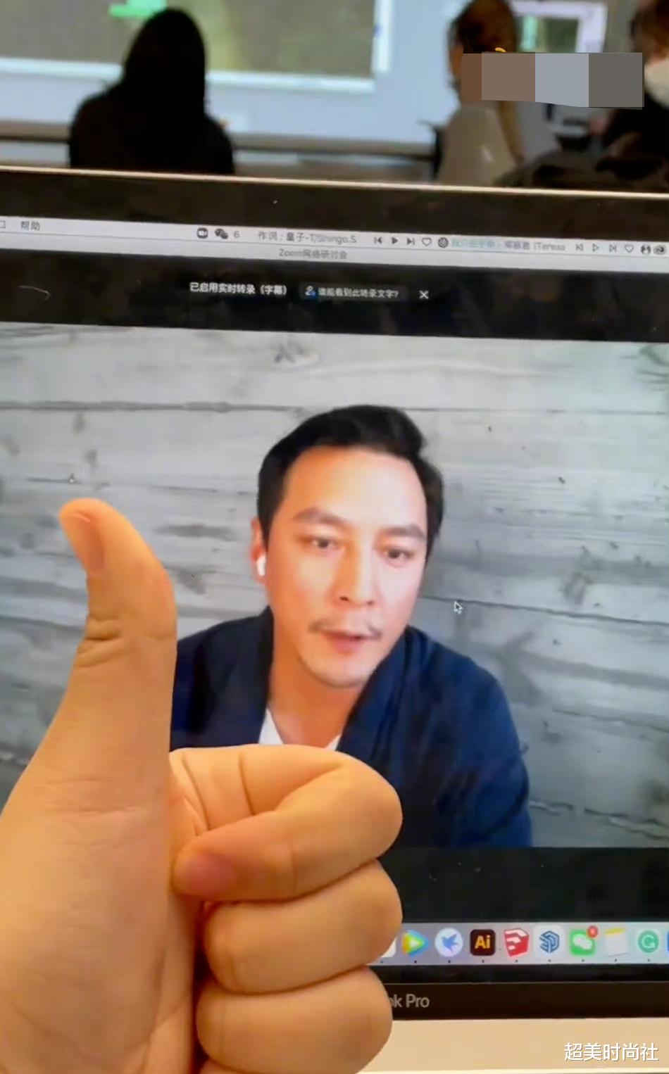 超美时尚社 吴彦祖为建筑系学生上网课，穿深色外套超低调，47岁仍超帅气！