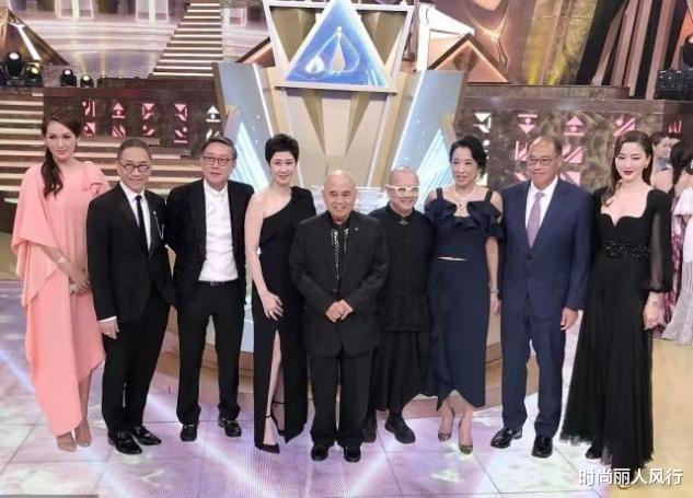 时尚丽人风行|郭晶晶婆婆现身港姐决赛!62岁穿紧身礼服秀豪门气场,却露出肚子