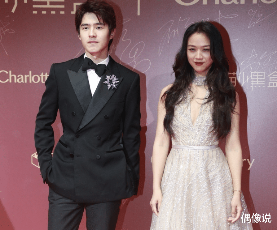 汤唯|刘昊然和42岁汤唯同台合影，弯腰帮女神整理裙摆，豪门姐弟即视感