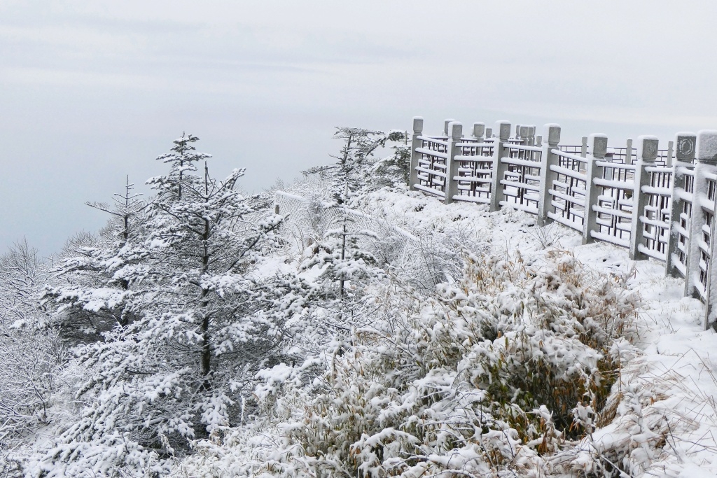 大别山 “峨眉山”山顶迎四月雪,风景美如画