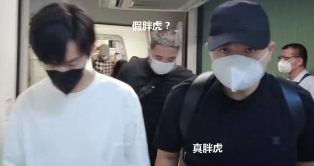 豆皮|易烊千玺身边出现“真假胖虎”，比双胞胎长得像，千玺也难分辨？