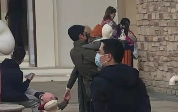 撒贝宁|撒贝宁全家出游！2岁女儿穿1千9裙子被宠成公主，儿子好黏爸爸