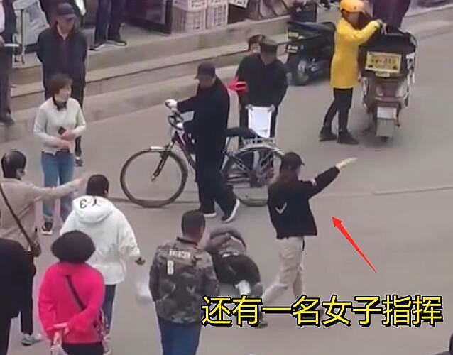 孔维静说 撒娇女人最好命！辽宁女子当街打滚耍脾气，围观者：这是“巨婴”