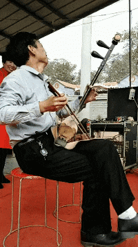 |“坐高铁的时候遇到这种行为，该怎么纠正她？”哈哈哈神评绝了！