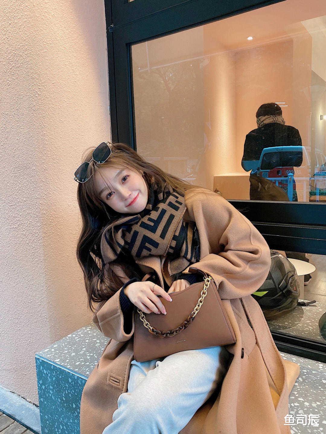 鱼司辰 秋冬、比黑白灰更炸街的是什么颜色？当然是大地色大衣，又飒又美