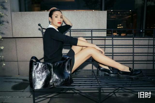 旧时 冬天真适合穿一身黑色连衣裙，加上娃娃领设计，超可爱