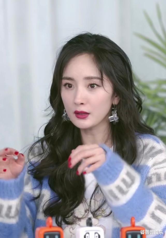 杨幂|杨幂直播秀美腿，85花已褪去少女感，活动状态却有不一样韵味