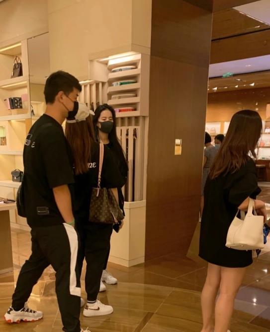 刘亦菲|刘亦菲排面大？逛奢侈品店俩助理俩保镖跟随，素颜出镜被赞超美