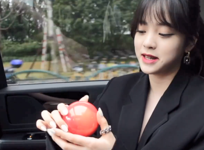 明星|女明星走红毯太拼了！全身涂粉、踩高跷，冬天穿抹胸裙冻到发抖