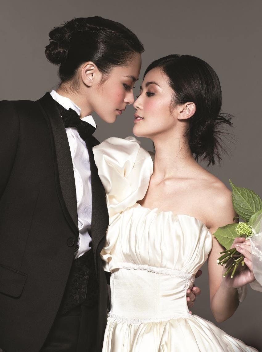 阿娇|阿娇随性惯了，卫衣配“阿姨裤”走机场，身旁阿sa穿靴中裤倒挺潮