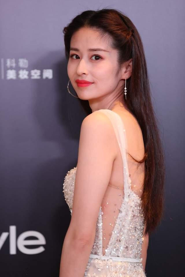 何有强|颖儿终于高调美一回，穿白色吊带礼服华丽高级，气质都升华了