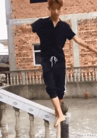 时光了了说说|女孩们以后穿裙子一定要注意点坐姿呀,这也太尴尬了!哈哈哈哈