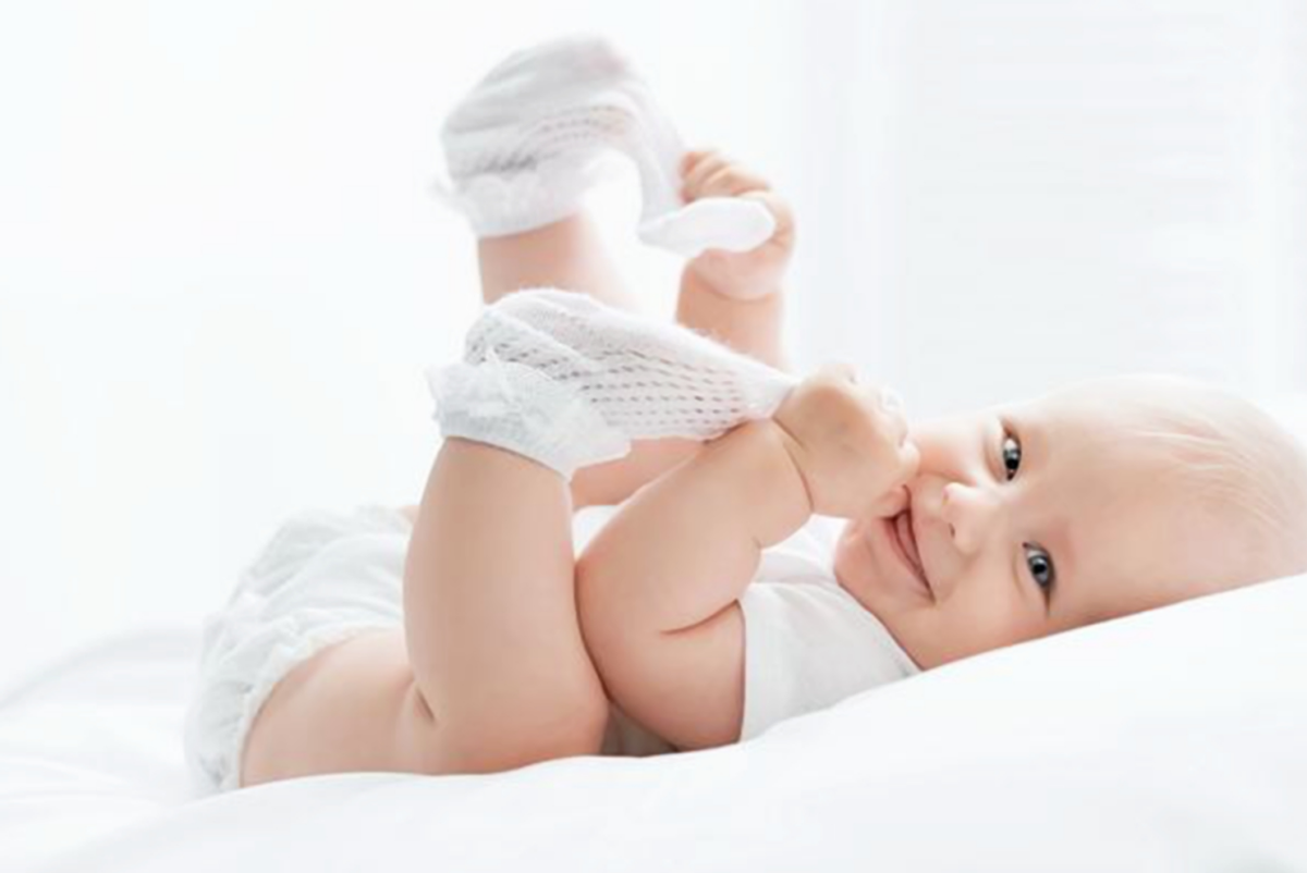 蔷薇妈妈育儿记|经常被抱着和经常躺着的宝宝，谁发育得更健康？差距一目了然