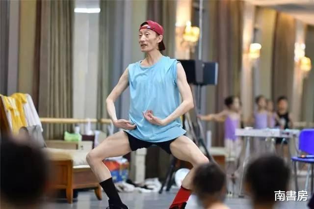 杨丽萍|杨丽萍爱徒郭冷，年薪100万却无人敢嫁，导致46岁活成了“巨婴”