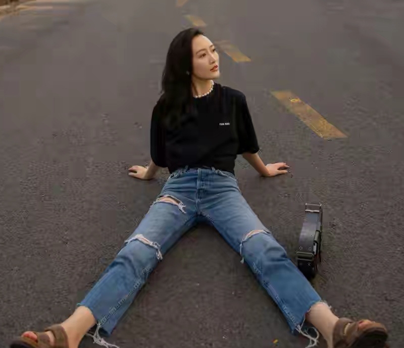 猫姐穿搭经|腿细给了王鸥太多自信，穿的牛仔裤破洞太夸张，一般人可不敢尝试
