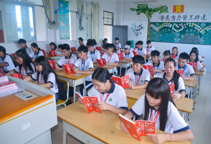 发型|初中生发型有“新标准”,男生尚可接受,女生有点一言难尽