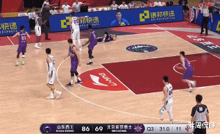 巩晓彬|央视直播,53号裁判又抢戏!巩晓彬冲向底线,2名裁判拉不住