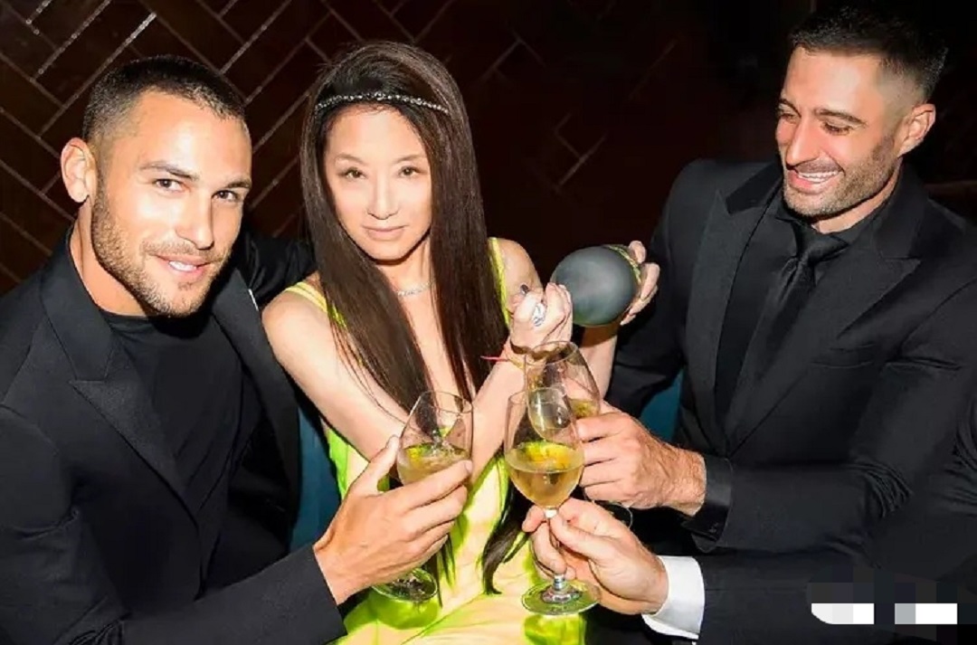 热舞|72岁王薇薇近照似27岁！穿露背裙与男模热舞，生图曝光颜值差别大