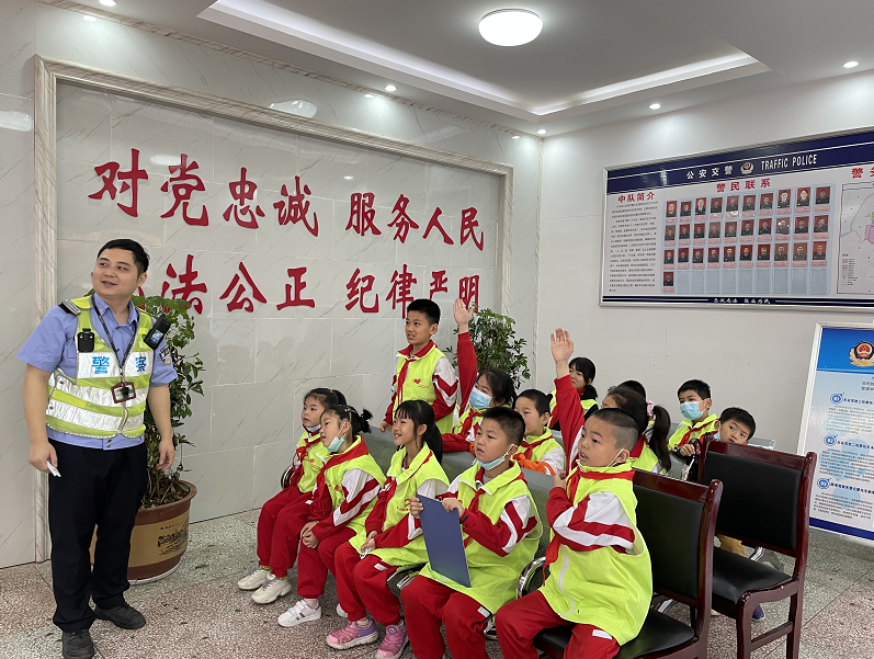 公益潇湘 走进交警大队，做一名小交警